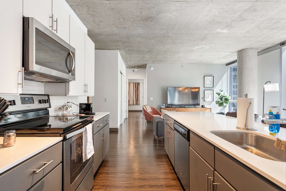 Exclusive 3BR City Views Top Amenities Central
