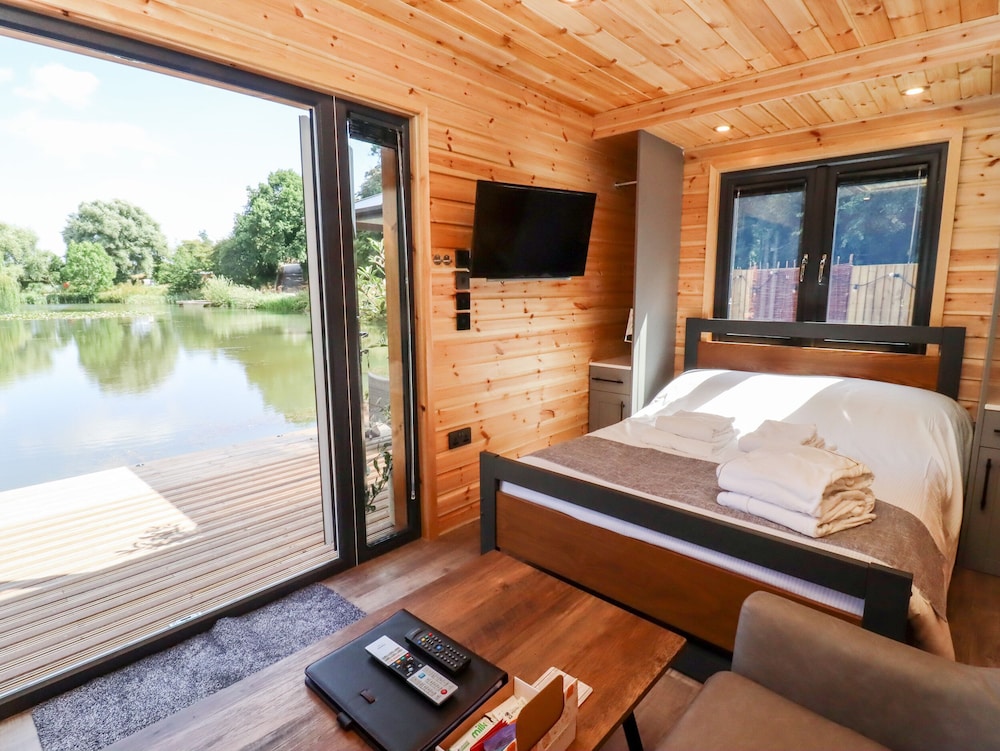 Maple Lodge at Bridge Lake Farm & Fishery