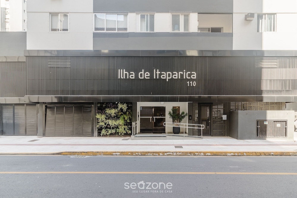 Full 2-bed Apt 80m From the Beach in BC