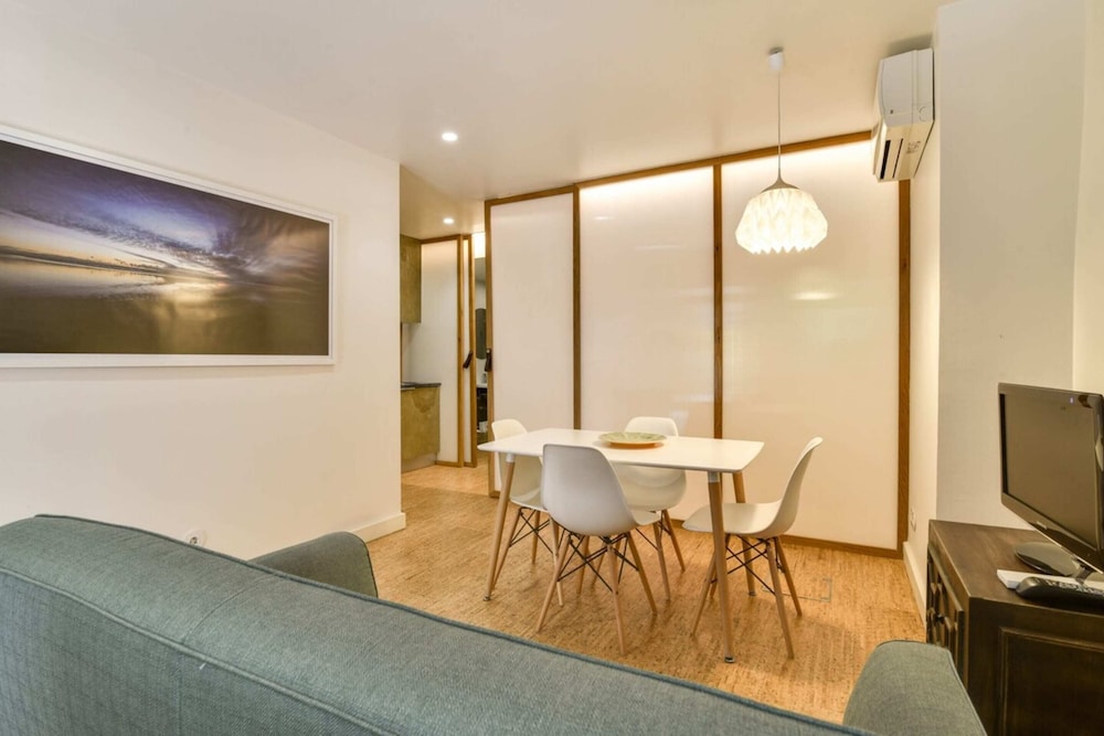 New Apartment With Easy Access in Traditional Area of Lisbon view 2