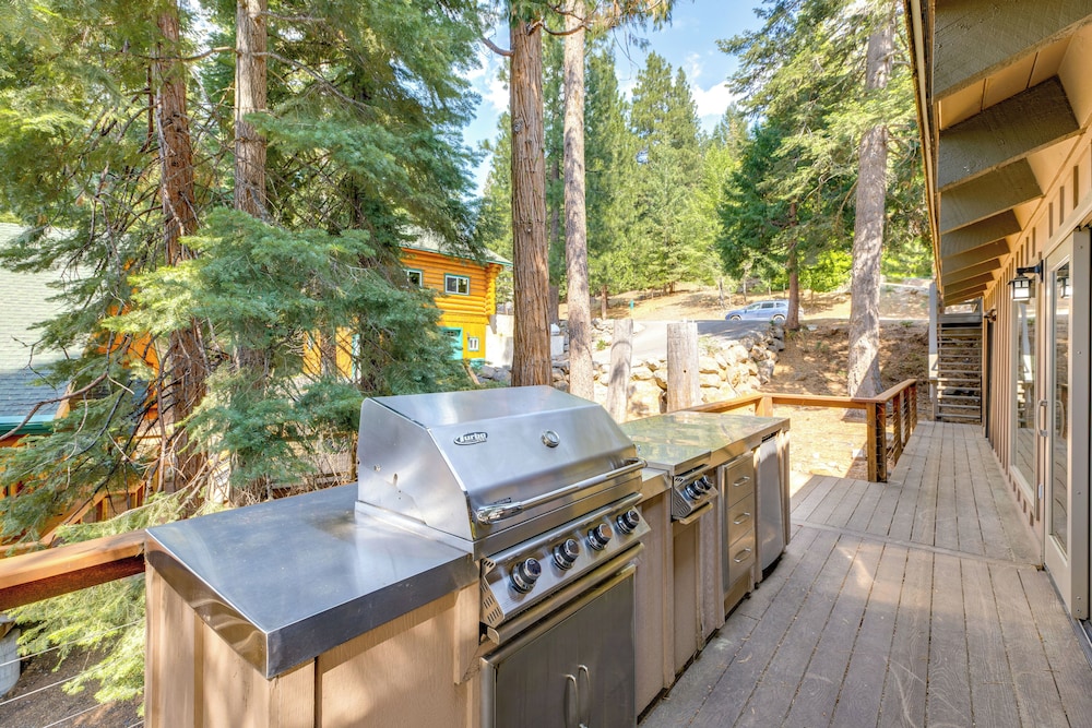 1 Mi to Beach & Golf Course! Lake Almanor Cabin