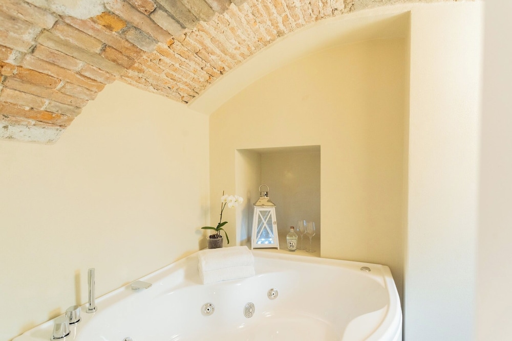 Romantic Escape City Centre With Jacuzzi & Parking by Rent all Como