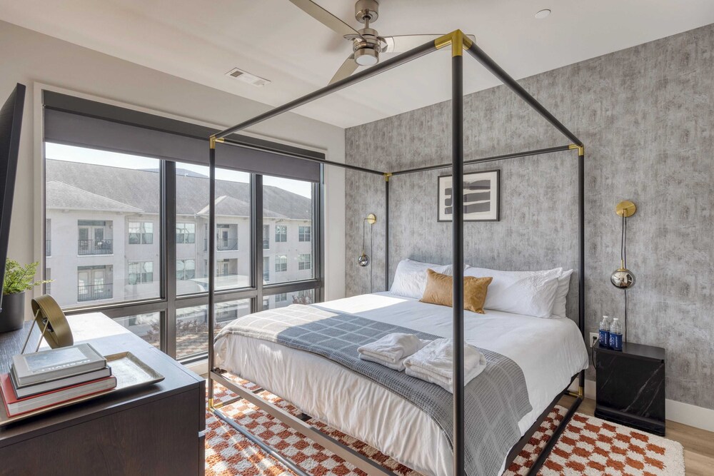Sleeps 24 4 Modern Midtown Apartments w/ Gym + Pool Walkable to Shops & Eats