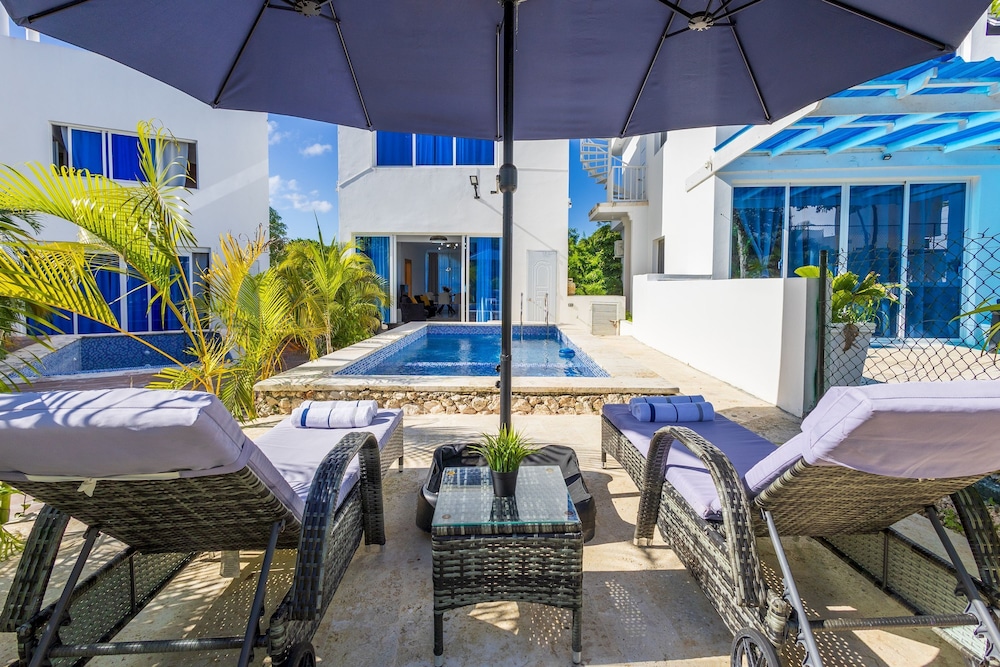 New Modern 2-lvl Punta Cana Villa in Gated Community With Private Pool Rooftop Jacuzzi