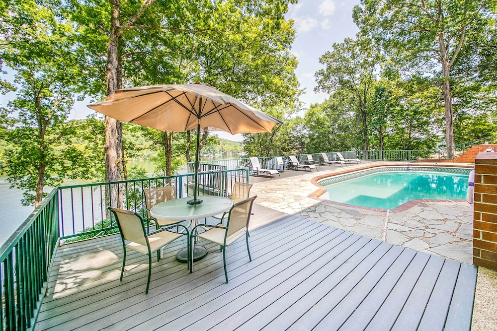 Screened-in Porch w/ Views: Hot Springs Getaway!
