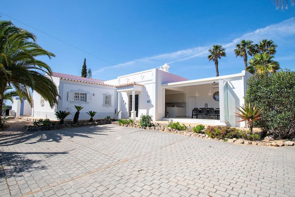 Pomba Beautifully Renovated With Heated Pool