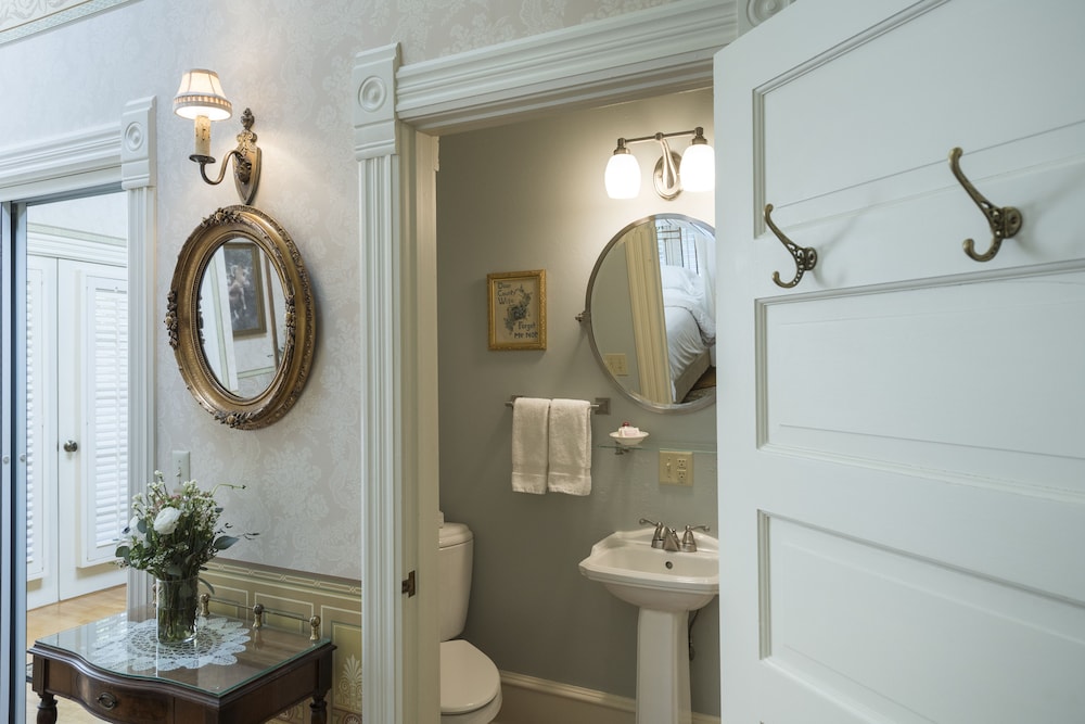 Thorp House Inn & Cottages