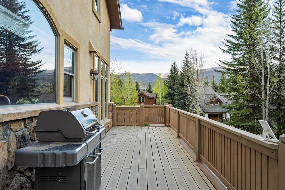 Cozy Edwards Retreat w/ Fireplace, Near Ski Resort Osprey Nest by Avantstay
