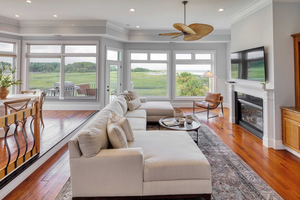 Sleeps 38 2 Homes, Steps to the Beach, Private Pool + Hottub, Game Room, Views