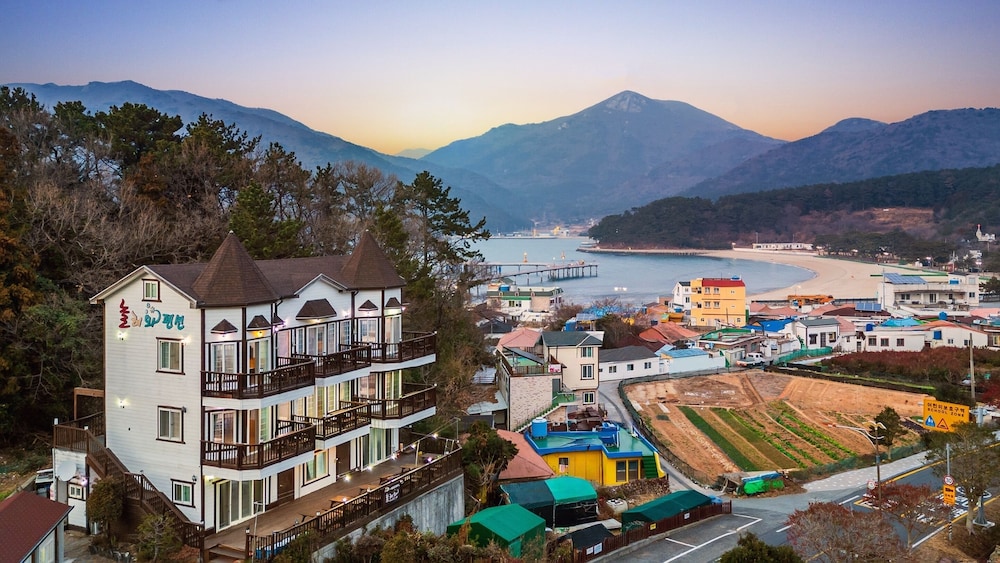 Geoje Come and Stay Pension