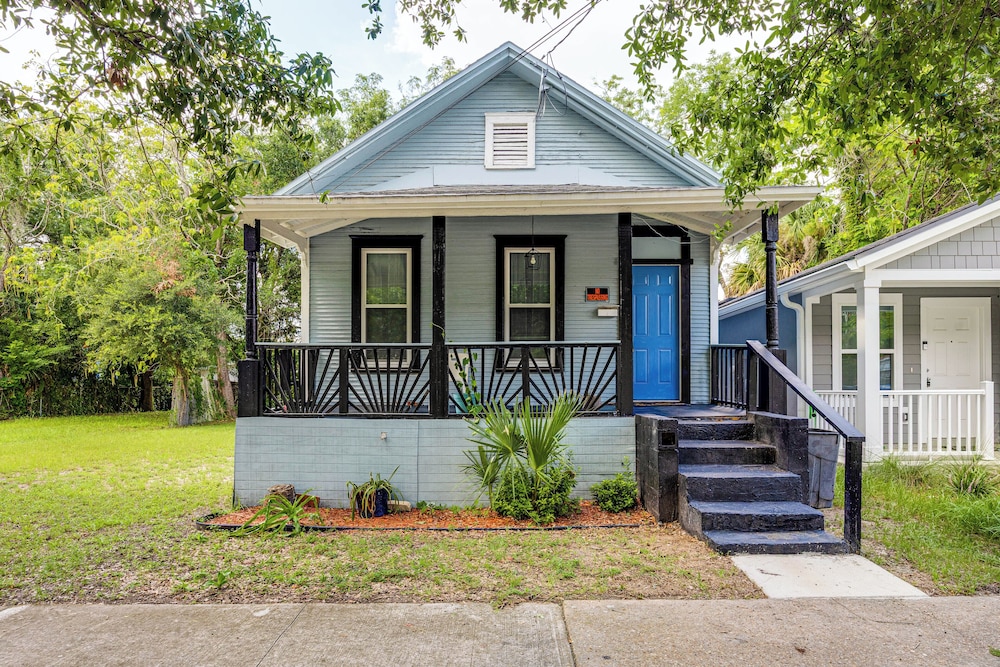 < 1 Mi to Everbank Stadium: Retreat w/ Yard!