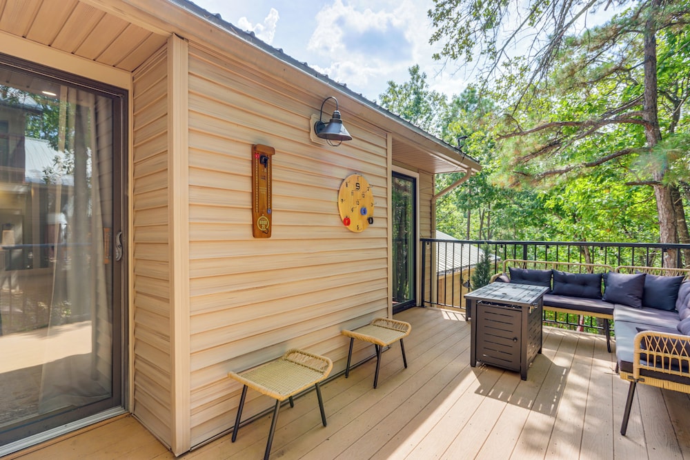 Walk to Table Rock Lake: Updated Cabin w/ Deck!