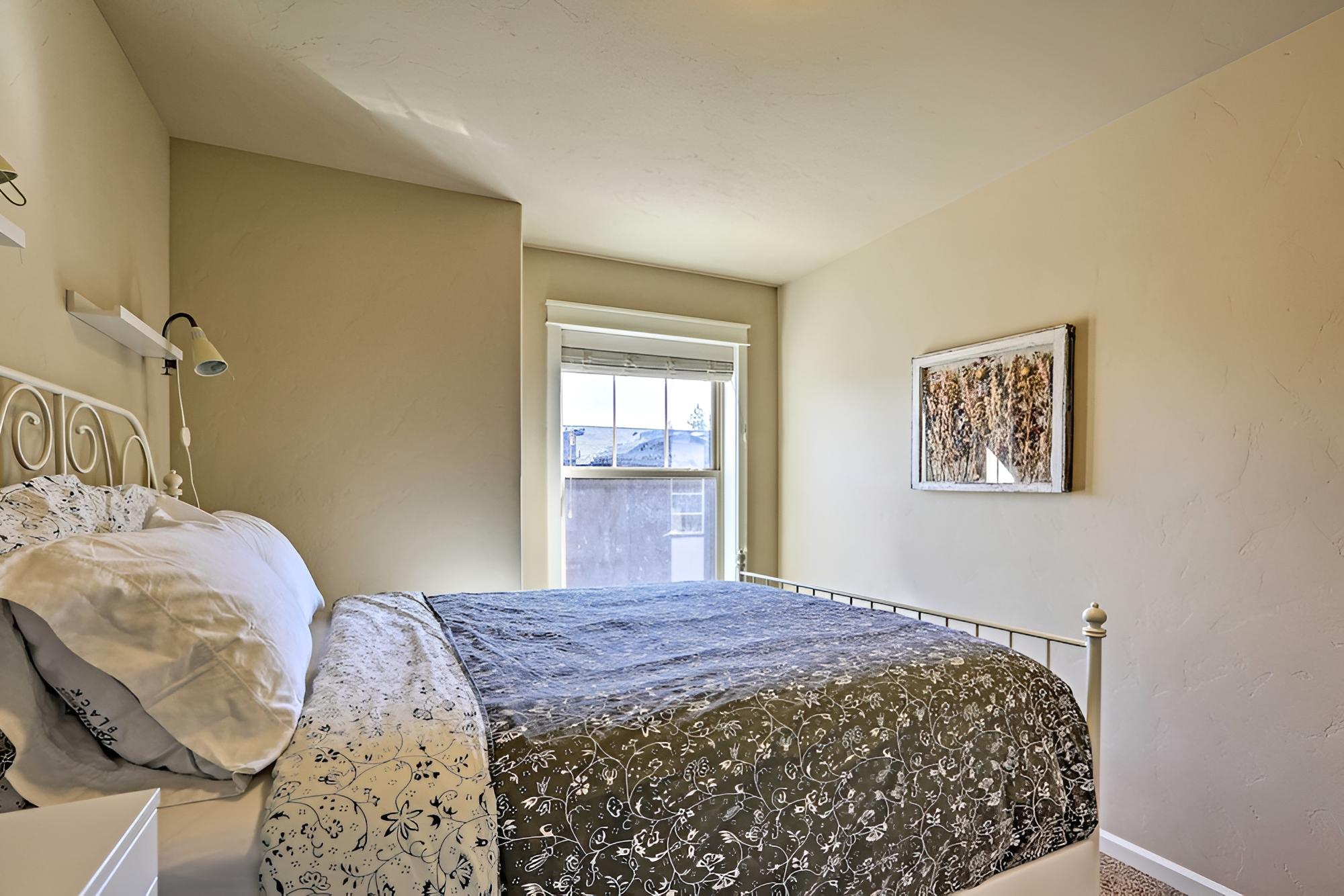 West Bend Gem ~ 1 Mi to Drake Park & Downtown view 5