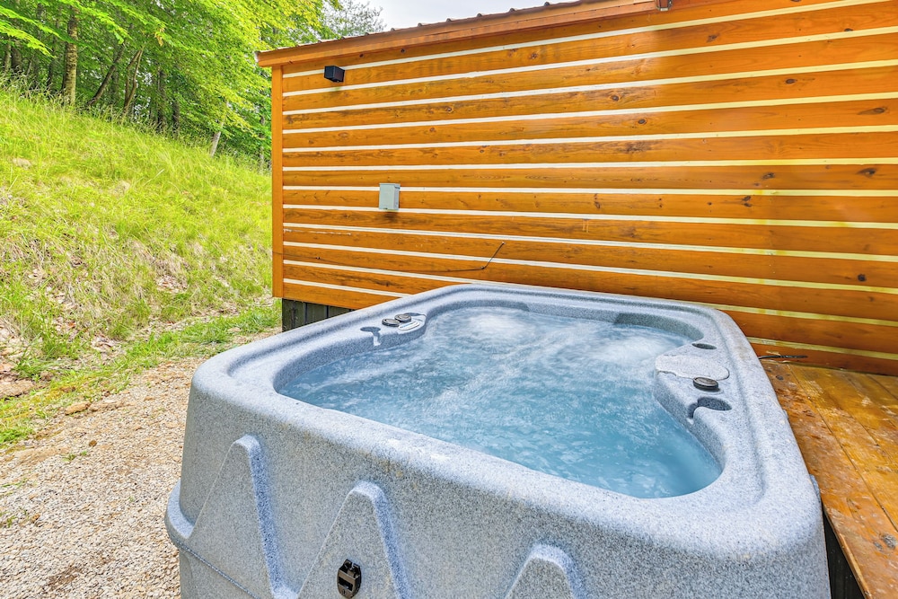 Covered Deck & Hot Tub: Cozy Retreat in Campton!
