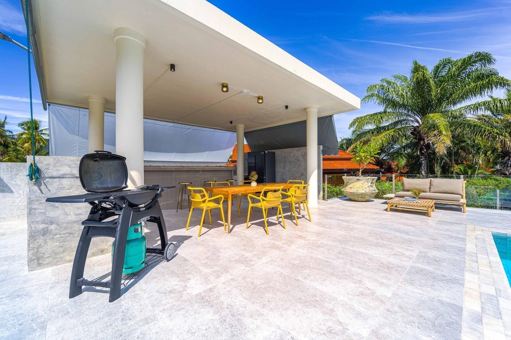 Ultra-Modern 6-Bedroom in GolfCourse PH6