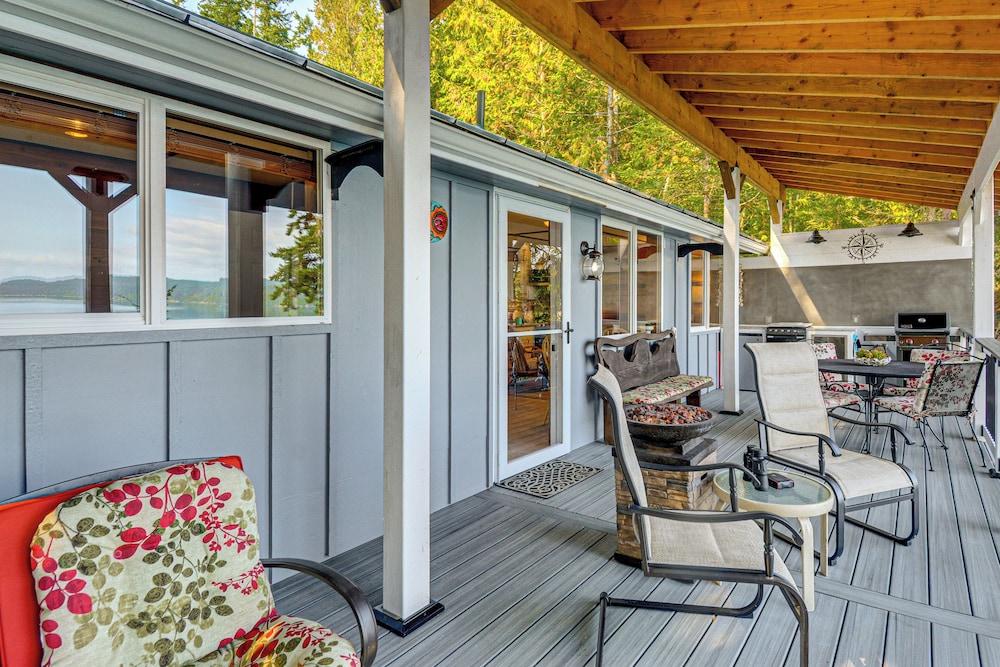 Outdoor Kitchen & Canal Views: Cabin in Quilcene!