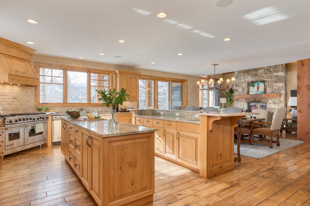 Telemark Luxury Retreat by Avantstay Stunning Views w Hot Tub Theatre Room and Pool Table