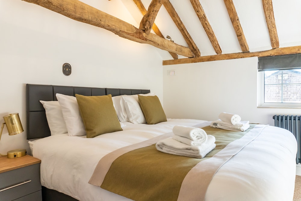 Stunning 4 Bed Sleeps 8 Cottage Parking view 3