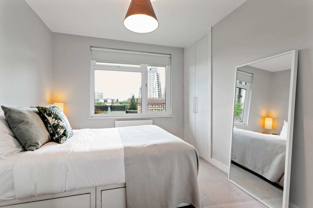 Lovely 2 Bed Apartment w Balcony nr River Thames