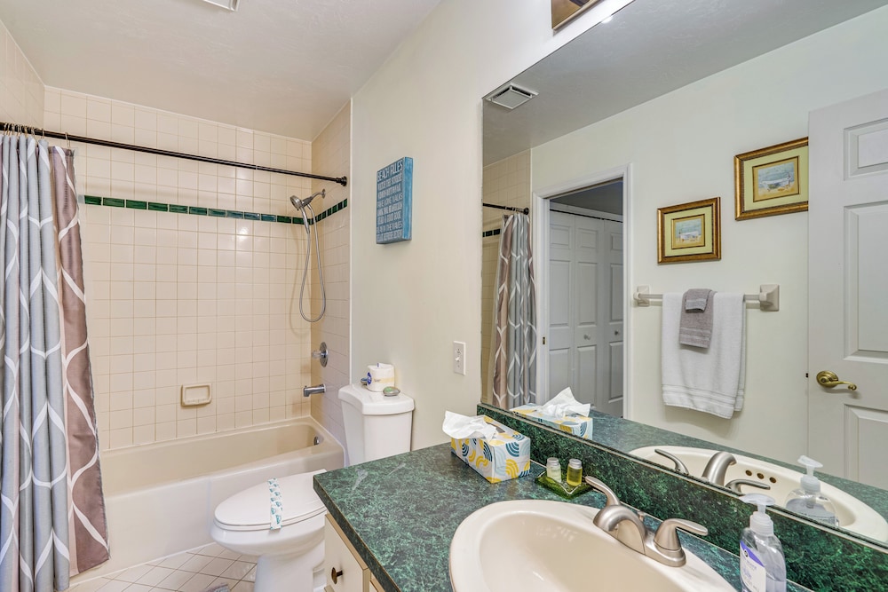Walk to Sugar Sands: Retreat in Fort Myers Beach
