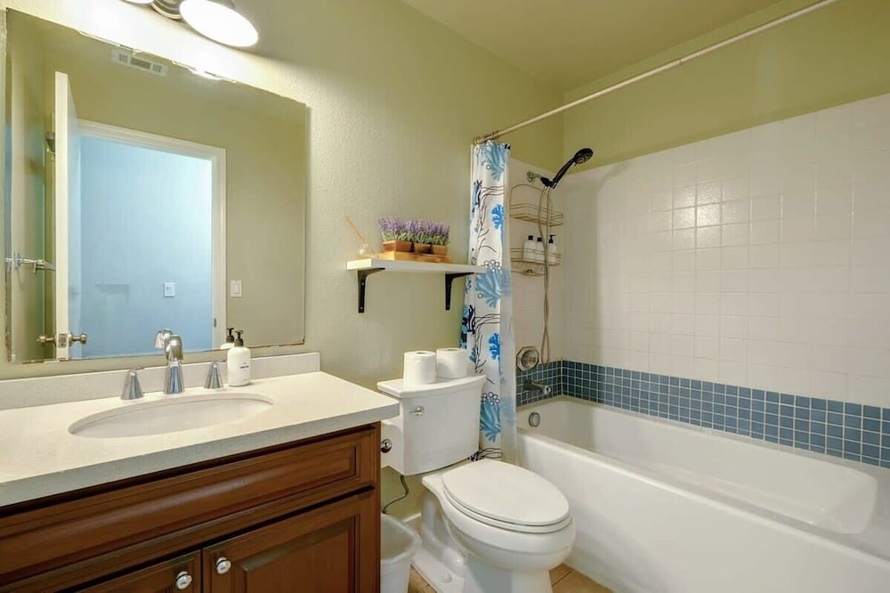 @ Marbella Lane - 4BR Home Away From Home Ldry