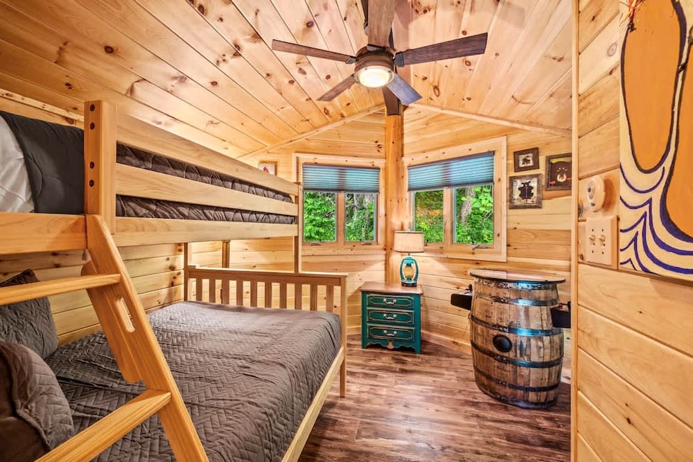 180 Views Sleeps 7 Private Hot Tub Full Kitchen
