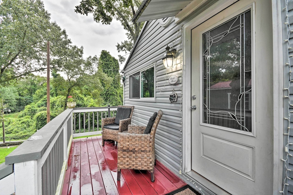 Rustic Chic Home: 1 Mi to Dtwn Hot Springs! view 4