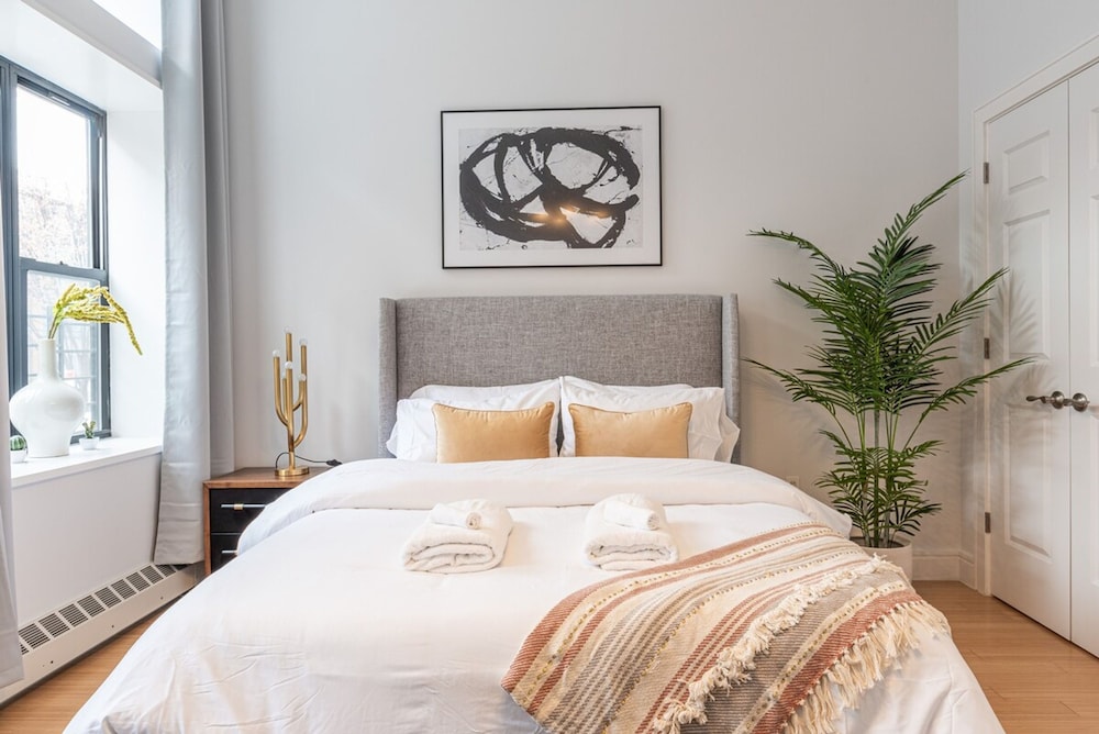 Cypress Court I by Rove Travel 2BR Harlem Apt