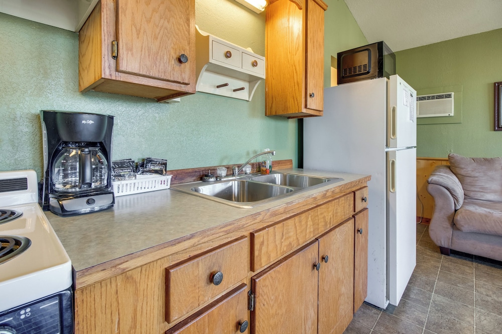 Fish, Hike & Unwind: Getaway in Mountain View!