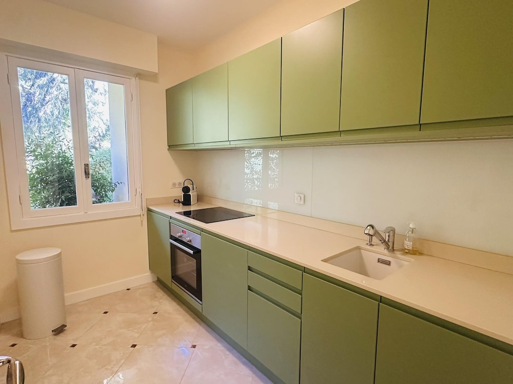 One Bed Apartment Just Minutes Walk From the Croisette and the Palais in a Secure Residence - 1693