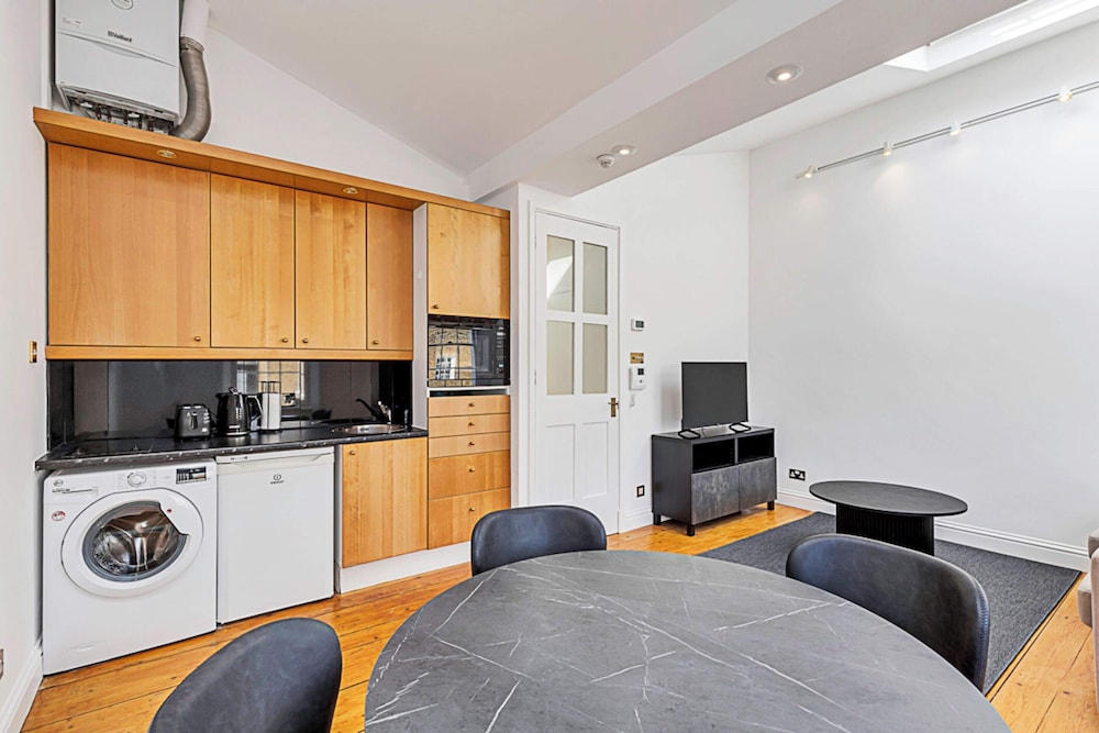 Beautiful One-bedroom Apartment In Central London view 4