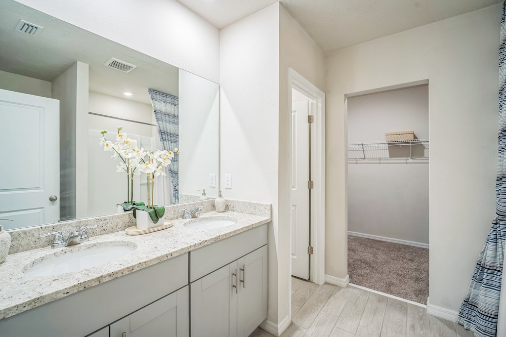 Relaxing Pet-friendly Spring Hill Escape 4 Bedroom Home