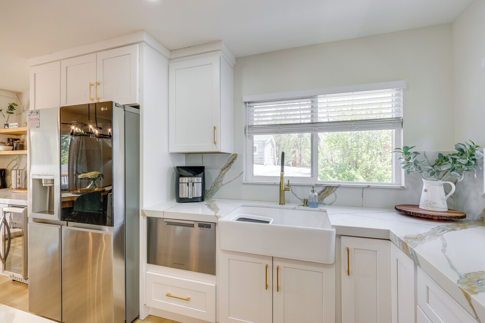 Walk to The Village Shops/eats: Big Bear Lake Home