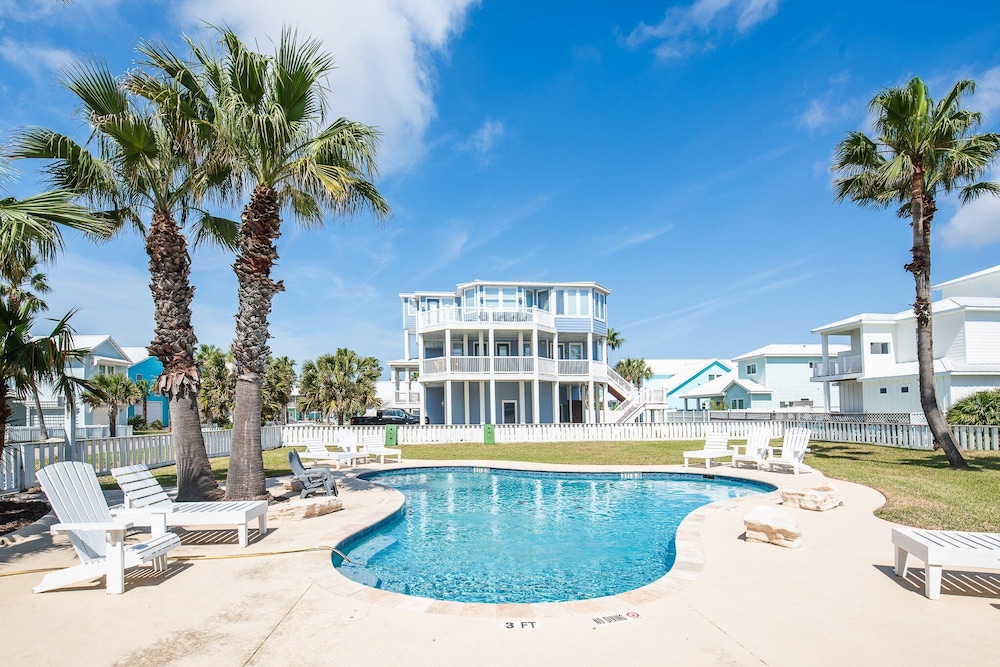 Beach Front Baby Ocean Views, Golf Cart & Pet Friendly!