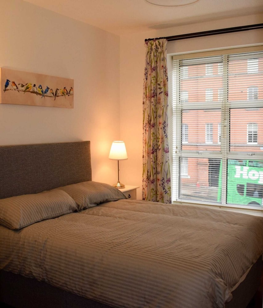 2 Bed Historical Christchurch With Parking