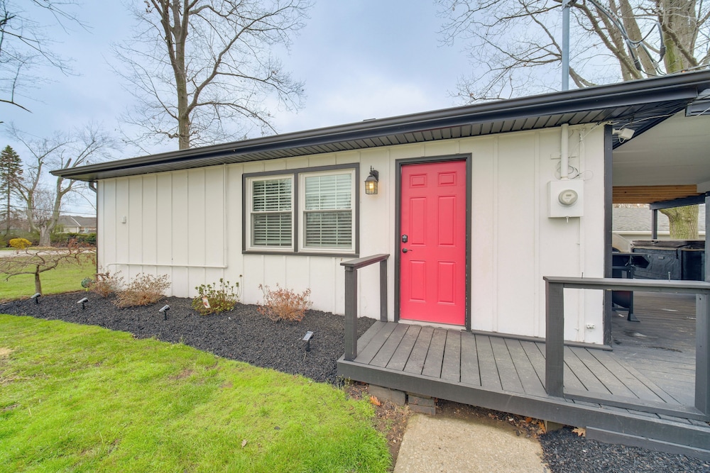 Walk to Marina: Home w/ Hot Tub in Mentor!