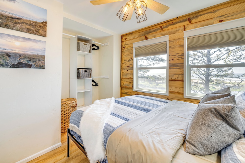 Walk to Winema Road Beach: Home w/ Hot Tub!