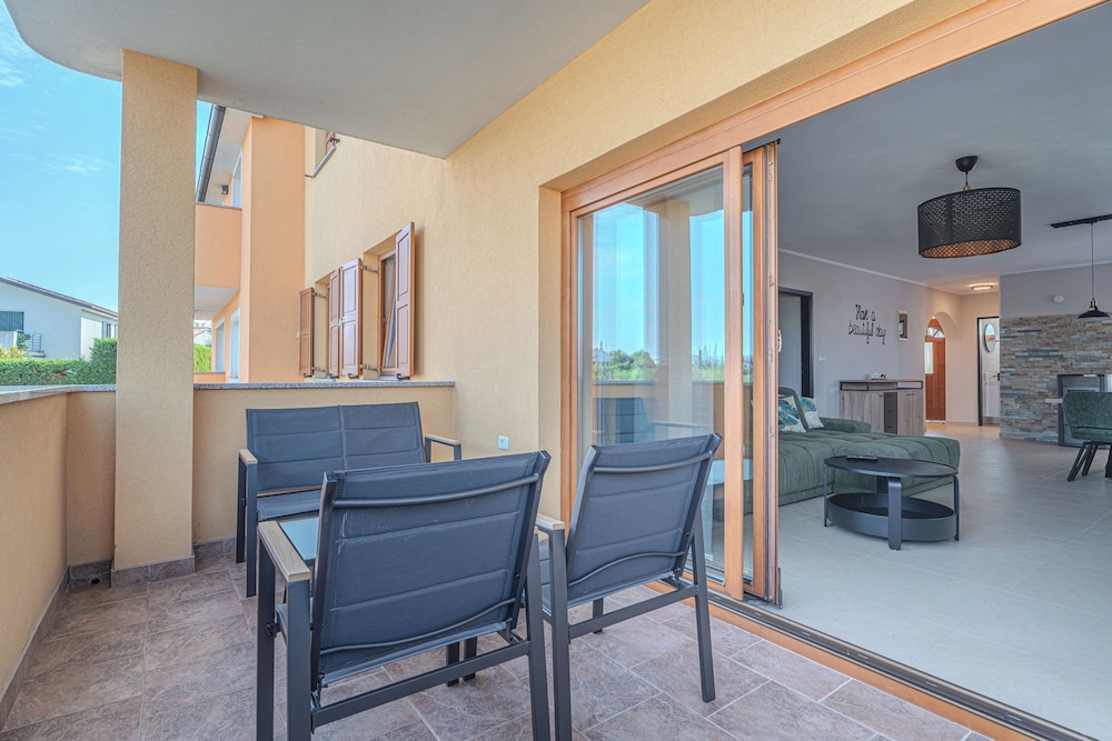 Seaview Apartment Double D