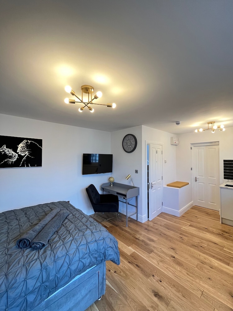 Cozy London Apartment , 2 Minutes to Tube!