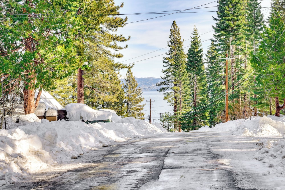 < 2 Blocks to Lake Tahoe: Family Home Near Skiing