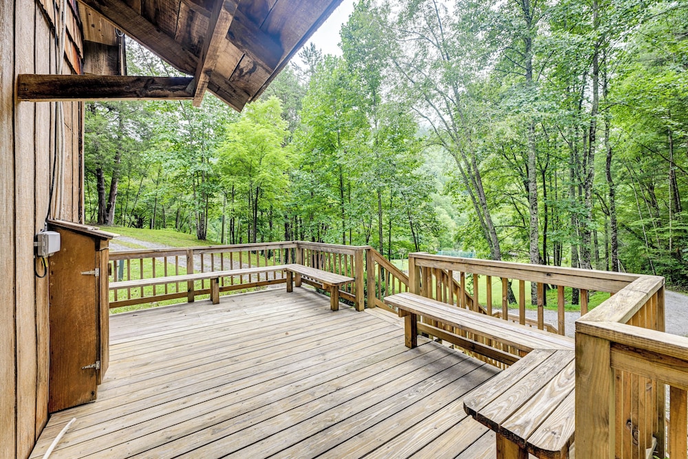 Trail Access & Tranquil Setting: Franklin Retreat!