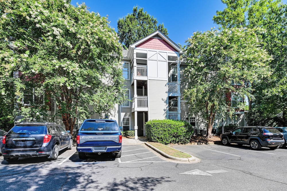 1/2 Mi to Bank of America Stadium: Uptown Condo!