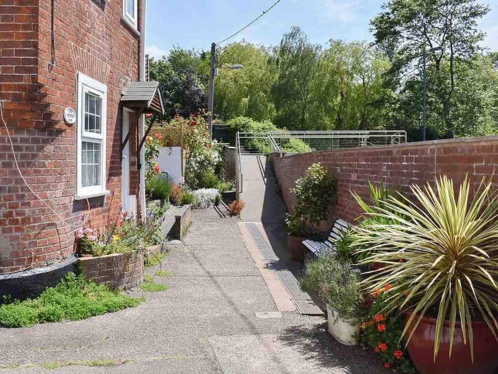 The Pepper Pot Sleeps 4 Sunlit Garden