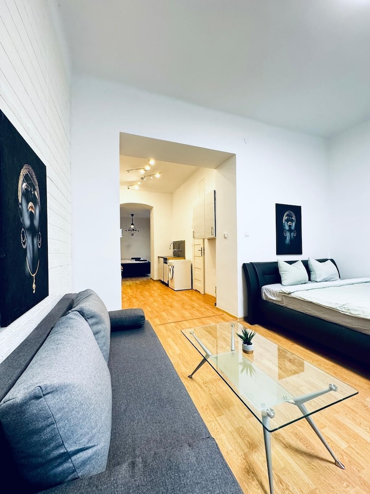 Lovely 2BR for 5 Peaceful Central Stay