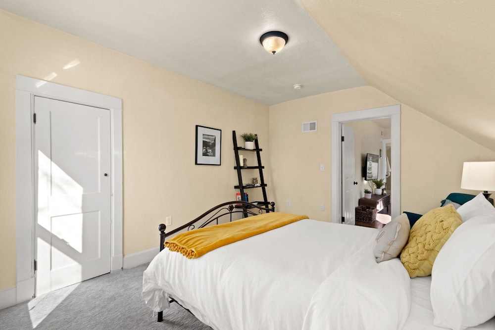 Spacious Old Town Home Walk to Dining & Culture!
