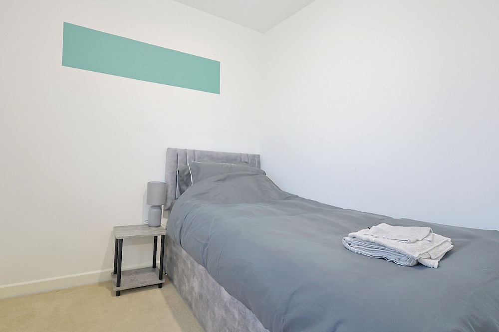 Manchester 3-beds, Sleeps 6 With On-site Parking