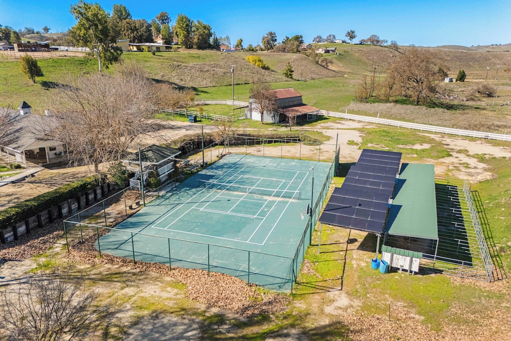 Victorian Manor In Paso Robles Wine Country + Pool, Hot Tub, Firepit, Tennis Court Sleeps 28