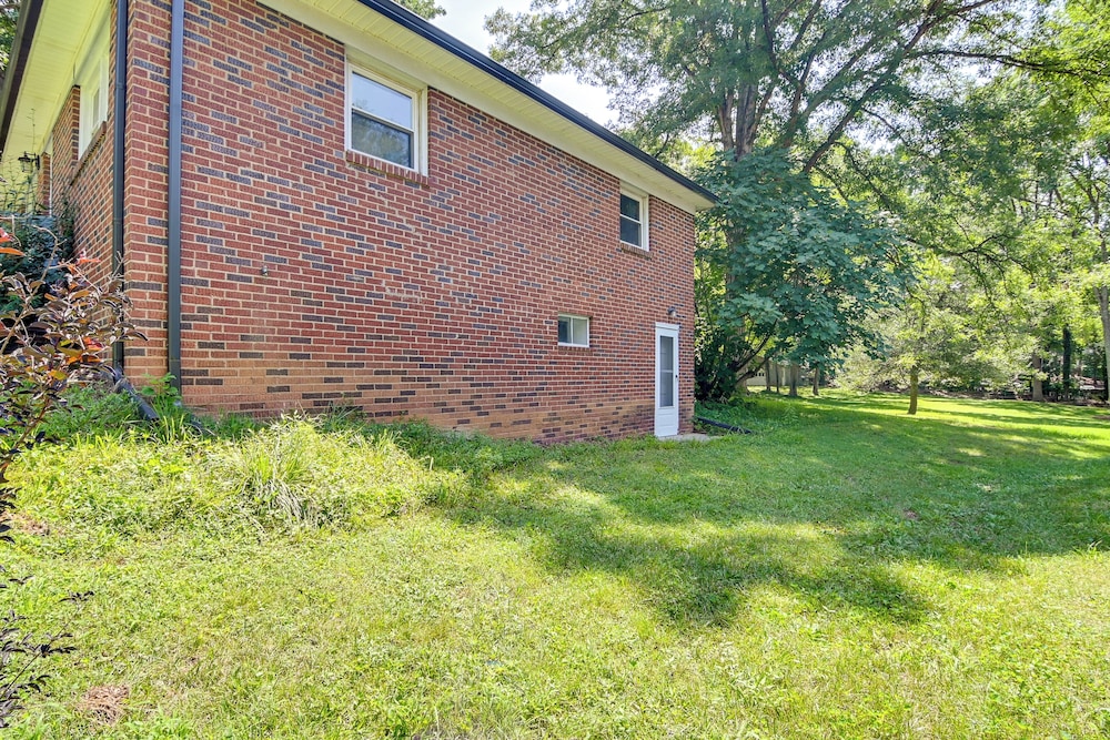 6 Mi to Uptown: Pet-friendly Home in Charlotte