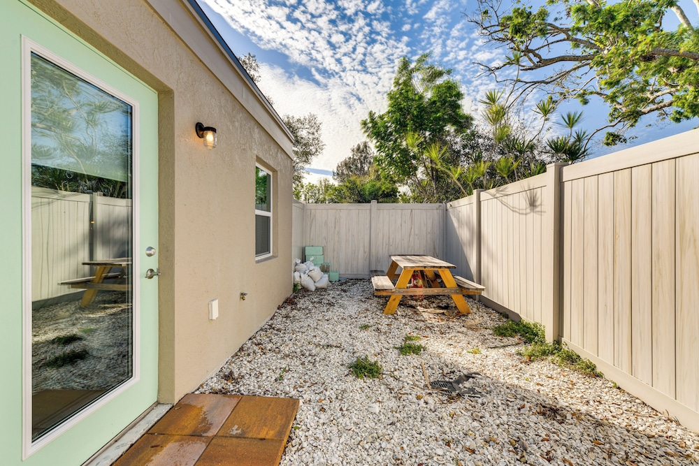 6 Mi to Dtwn: Sarasota Apt w/ Patio & Fire Pit