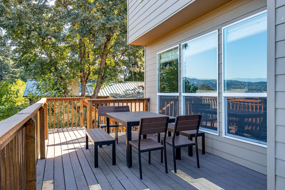 West Sail *30 Day Minimum 5 Bedroom Home by RedAwning